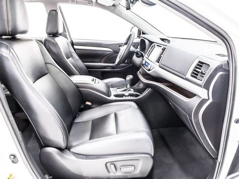 Used 2019 Toyota Highlander XLE AWD/4WD image 31