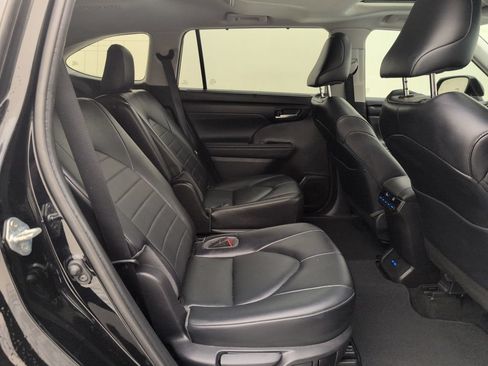 Used 2022 Toyota Highlander XLE AWD/4WD image 17