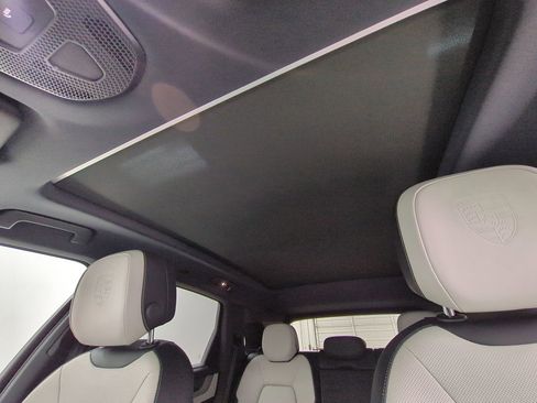 Certified 2025 Porsche Cayenne AWD/4WD image 17