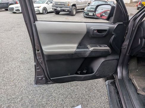 Used 2017 Toyota Tacoma 4x4 Access Cab image 7