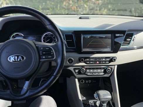 Used 2017 Kia Niro Touring w/ Advanced Technology Package image 21