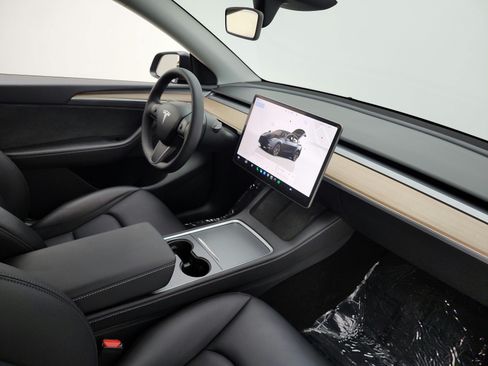 Used 2025 Tesla Model Y Long Range RWD image 18