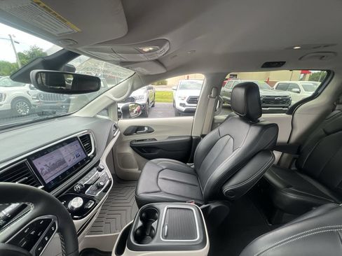 Used 2023 Chrysler Pacifica Touring-L AWD/4WD image 11