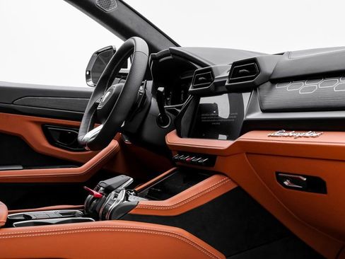 Used 2025 Lamborghini Urus SE image 28