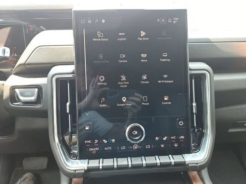 Used 2025 GMC Yukon XL Denali AWD/4WD image 15