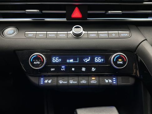 Certified 2025 Hyundai Elantra Limited FWD image 30