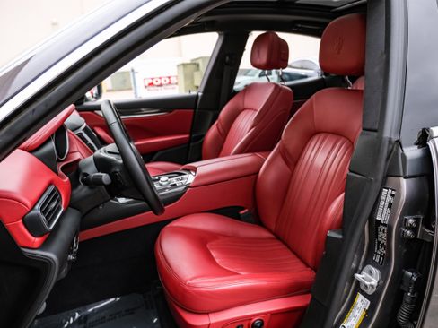 Used 2017 Maserati Levante w/ Luxury Package image 32