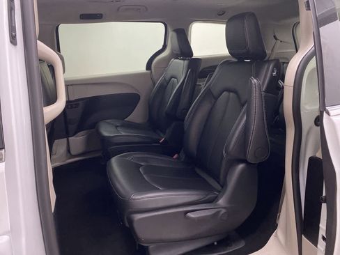 Used 2024 Chrysler Pacifica Select image 17
