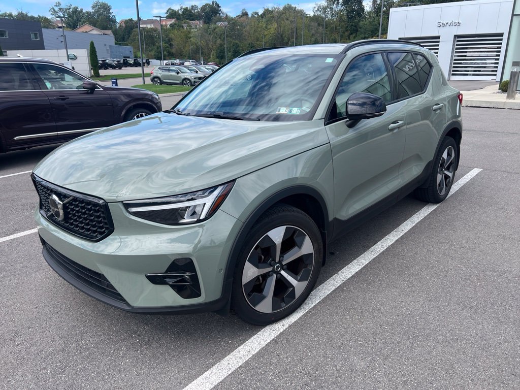 Used 2023 Volvo XC40 B5 Plus w/ Driver Assist Package AWD/4WD image 4