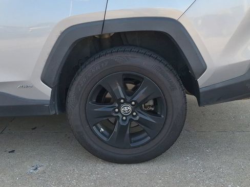 Used 2019 Toyota RAV4 LE AWD/4WD image 11