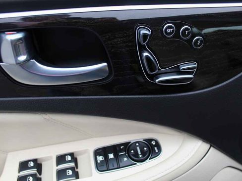 Used 2016 Hyundai Equus Signature image 10