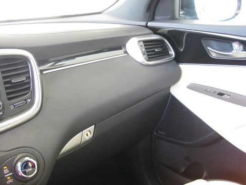 Used 2017 Kia Sorento SX FWD image 19