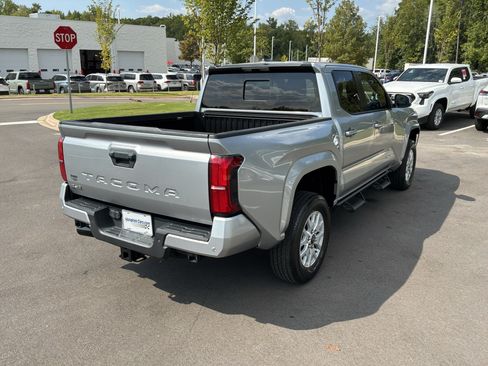 Used 2024 Toyota Tacoma SR5 AWD/4WD image 10