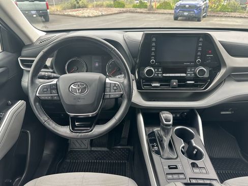 Used 2021 Toyota Highlander LE AWD/4WD image 15