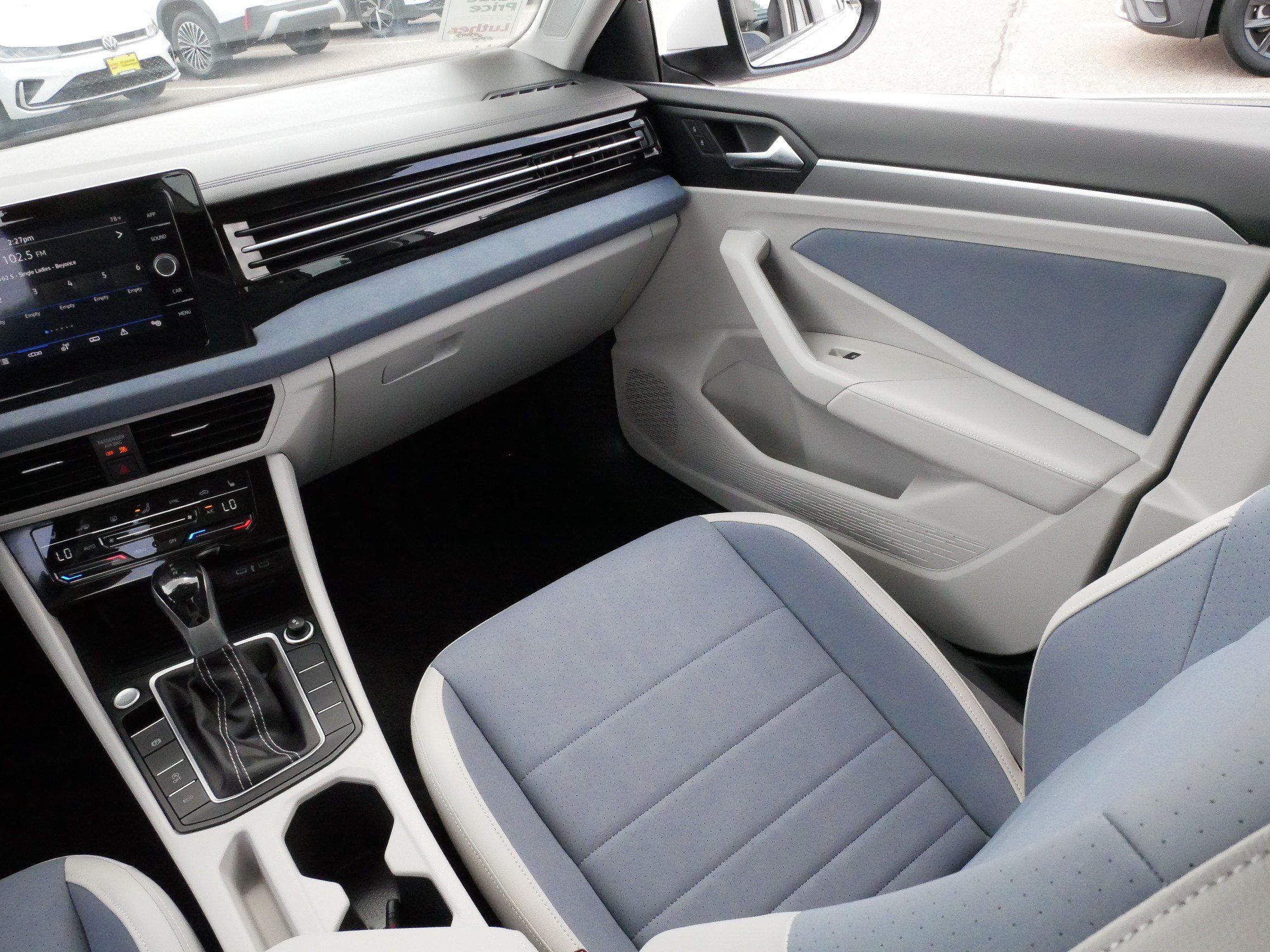 Certified 2025 Volkswagen Jetta SE w/ Sunroof Package FWD image 11