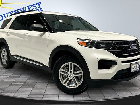 Used 2023 Ford Explorer XLT AWD/4WD image 3