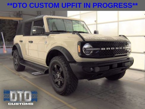 Used 2025 Ford Bronco Outer Banks AWD/4WD image 1