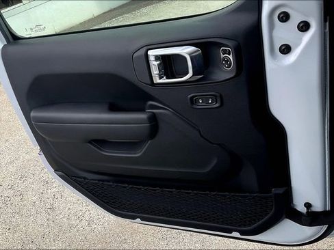 New 2025 Jeep Gladiator Sport image 18