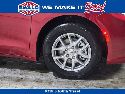 New 2026 Chrysler Pacifica Select image 11