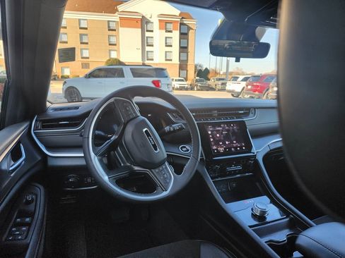 Used 2025 Jeep Grand Cherokee Altitude image 9