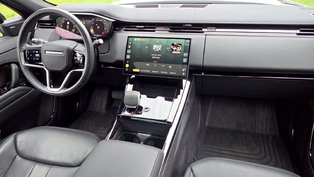 Used 2024 Land Rover Range Rover Sport SE AWD/4WD image 16