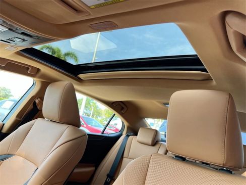 Certified 2025 Lexus ES 300h w/ Premium Package image 18