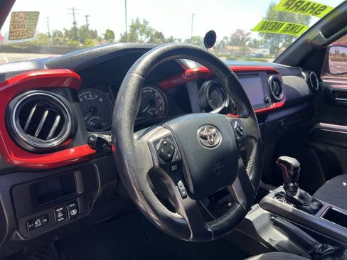 Used 2017 Toyota Tacoma TRD Sport AWD/4WD image 37