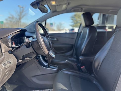 Used 2019 Chevrolet Trax LT w/ LT Convenience Package image 16