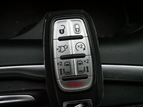 Used 2024 Chrysler Pacifica Touring-L image 32