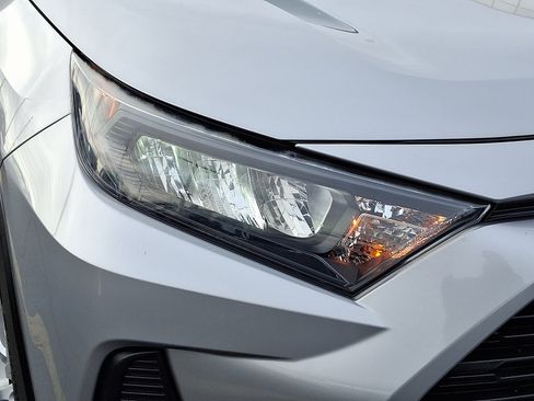 Used 2019 Toyota RAV4 LE image 9