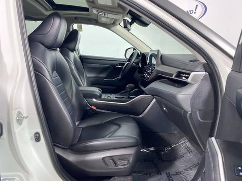Used 2023 Toyota Highlander XLE AWD/4WD image 9