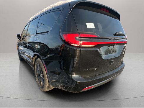 New 2026 Chrysler Pacifica Limited image 5