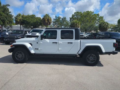 Used 2024 Jeep Gladiator Sport AWD/4WD image 9
