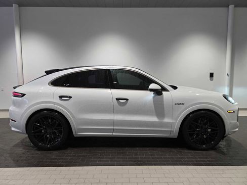Used 2025 Porsche Cayenne Turbo AWD/4WD image 9
