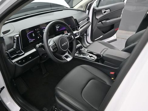 Used 2025 Kia Sportage EX image 4