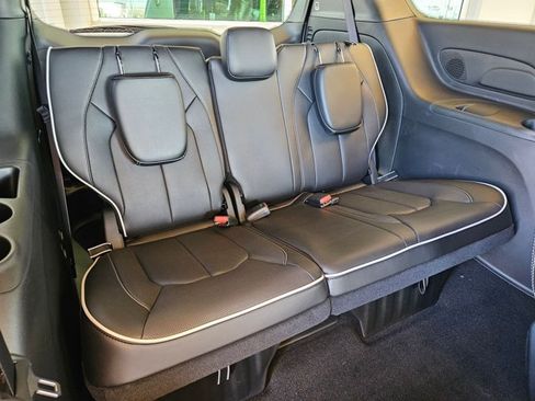New 2027 Chrysler Pacifica Limited FWD image 15
