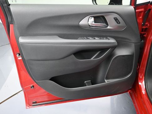 New 2026 Chrysler Pacifica Select image 10