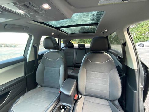 Used 2023 Volkswagen Taos SE w/ Panoramic Sunroof Package FWD image 25