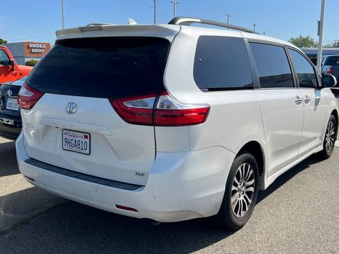 Used 2018 Toyota Sienna XLE w/ XLE Navigation Package FWD image 4