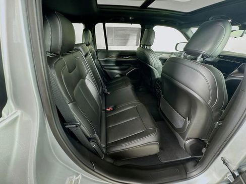 New 2025 Jeep Grand Cherokee Limited w/ Luxury Tech Group II image 32