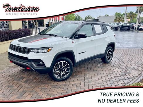 Used 2025 Jeep Compass Trailhawk image 1