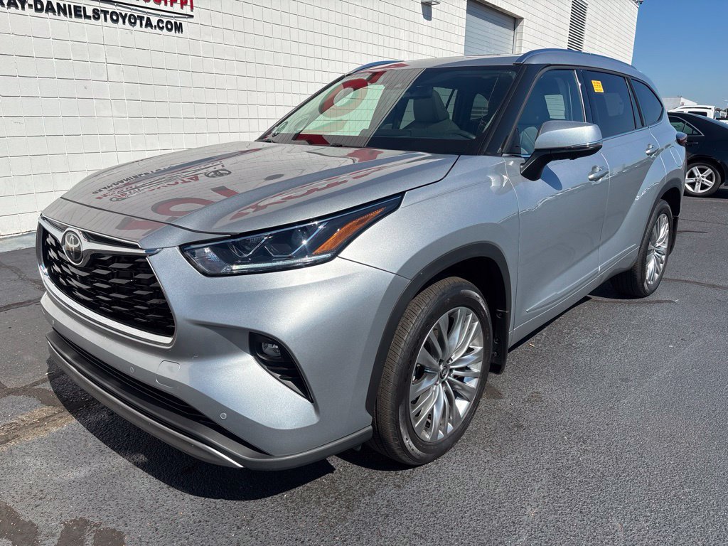 Used 2025 Toyota Highlander Platinum AWD/4WD image 1