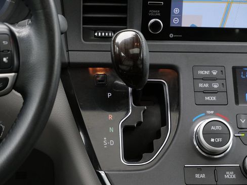 Used 2018 Toyota Sienna XLE w/ XLE Navigation Package AWD/4WD image 21