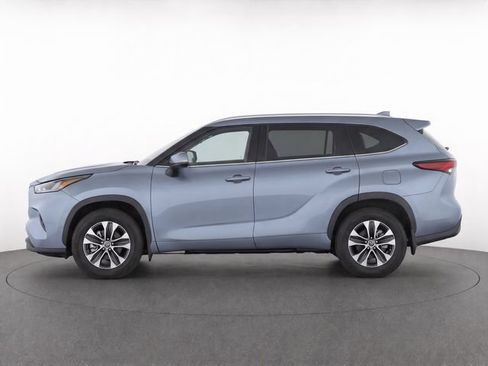 Used 2021 Toyota Highlander XLE AWD/4WD image 6