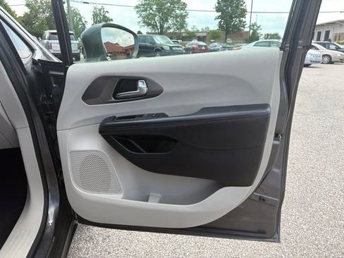 Used 2020 Chrysler Pacifica Touring-L FWD image 28
