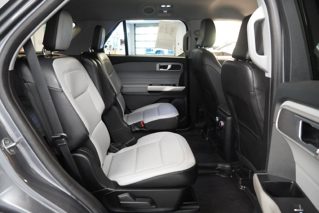 Used 2021 Ford Explorer XLT w/ Equipment Group 202A AWD/4WD image 30