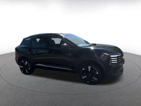 Used 2026 Nissan Kicks SR AWD/4WD image 2