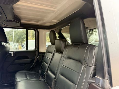 Used 2018 Jeep Wrangler Unlimited Sahara image 10