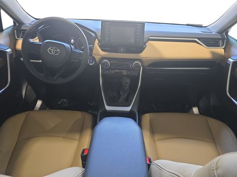 Used 2019 Toyota RAV4 XLE w/ Convenience Package FWD image 9