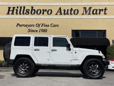 Used 2015 Jeep Wrangler Unlimited Sahara AWD/4WD image 4